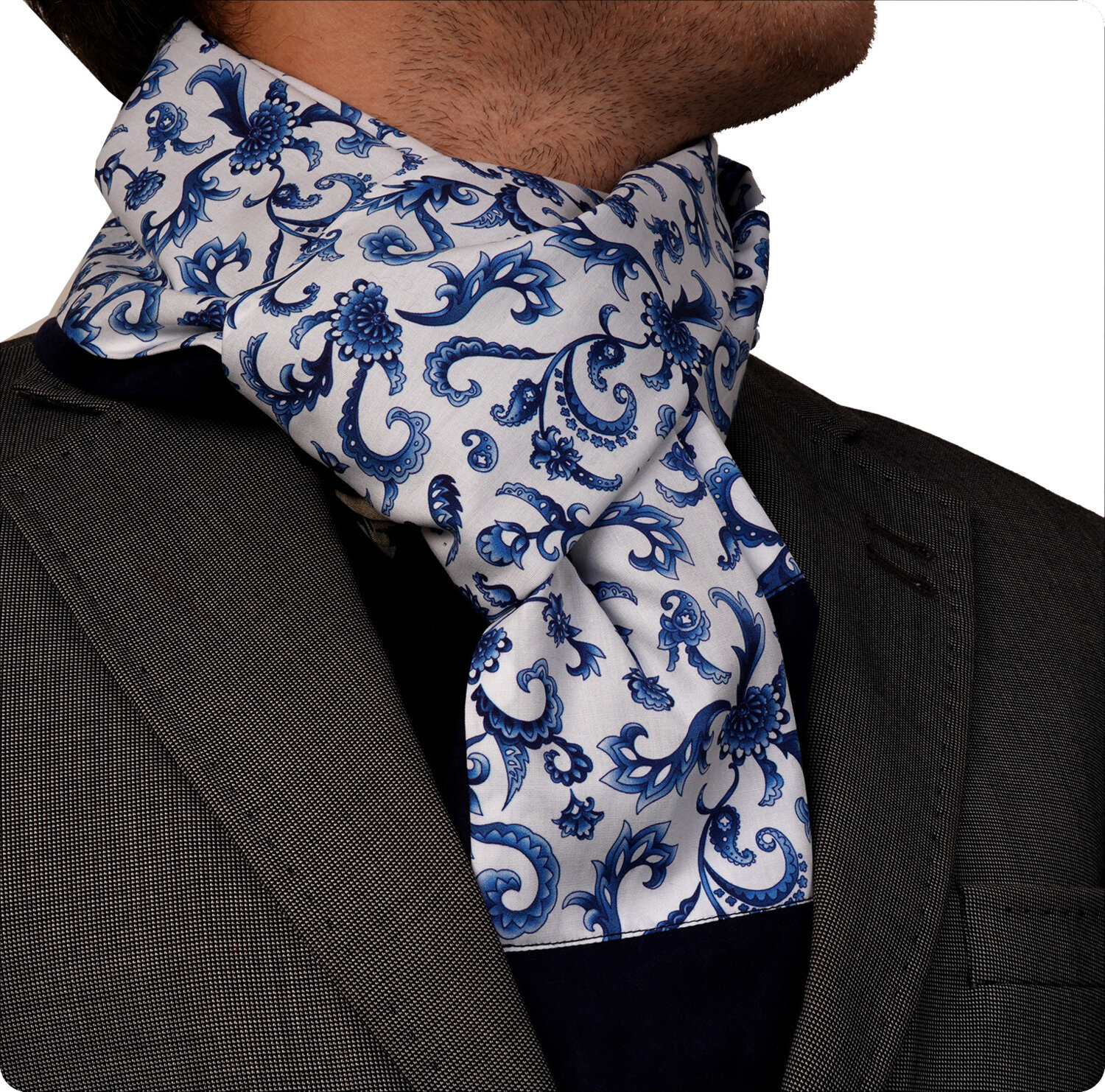 Эксклюзивный двусторонний шарф-палантин Exve с бело-синим пейслиевым узором для зимы