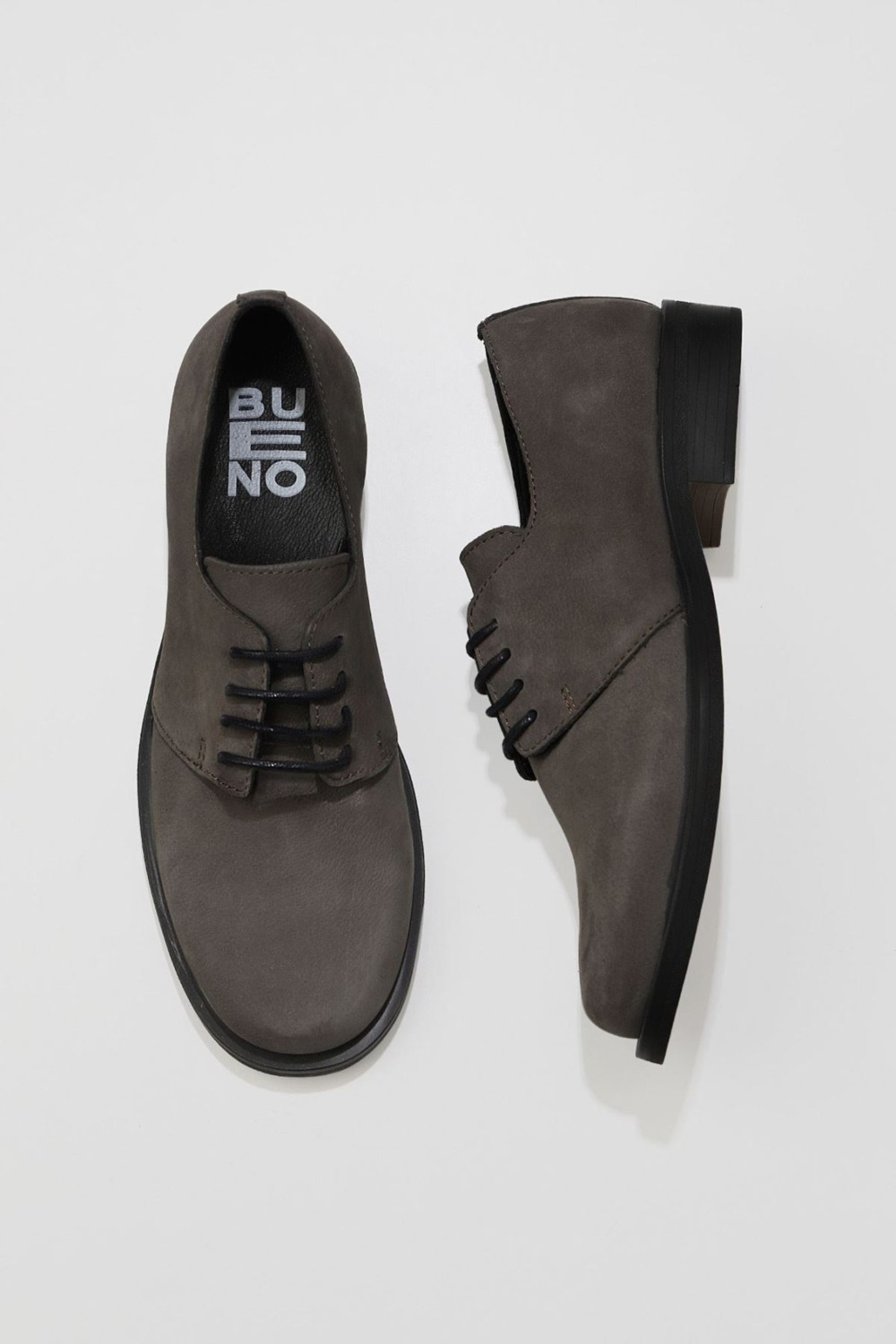 Женские классические туфли Bueno из темного замши серого цвета.