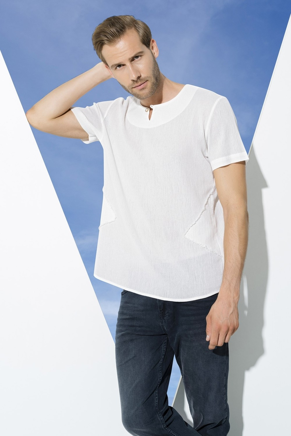 Органическая мужская рубашка белого цвета с коротким рукавом на одну пуговицу S27058