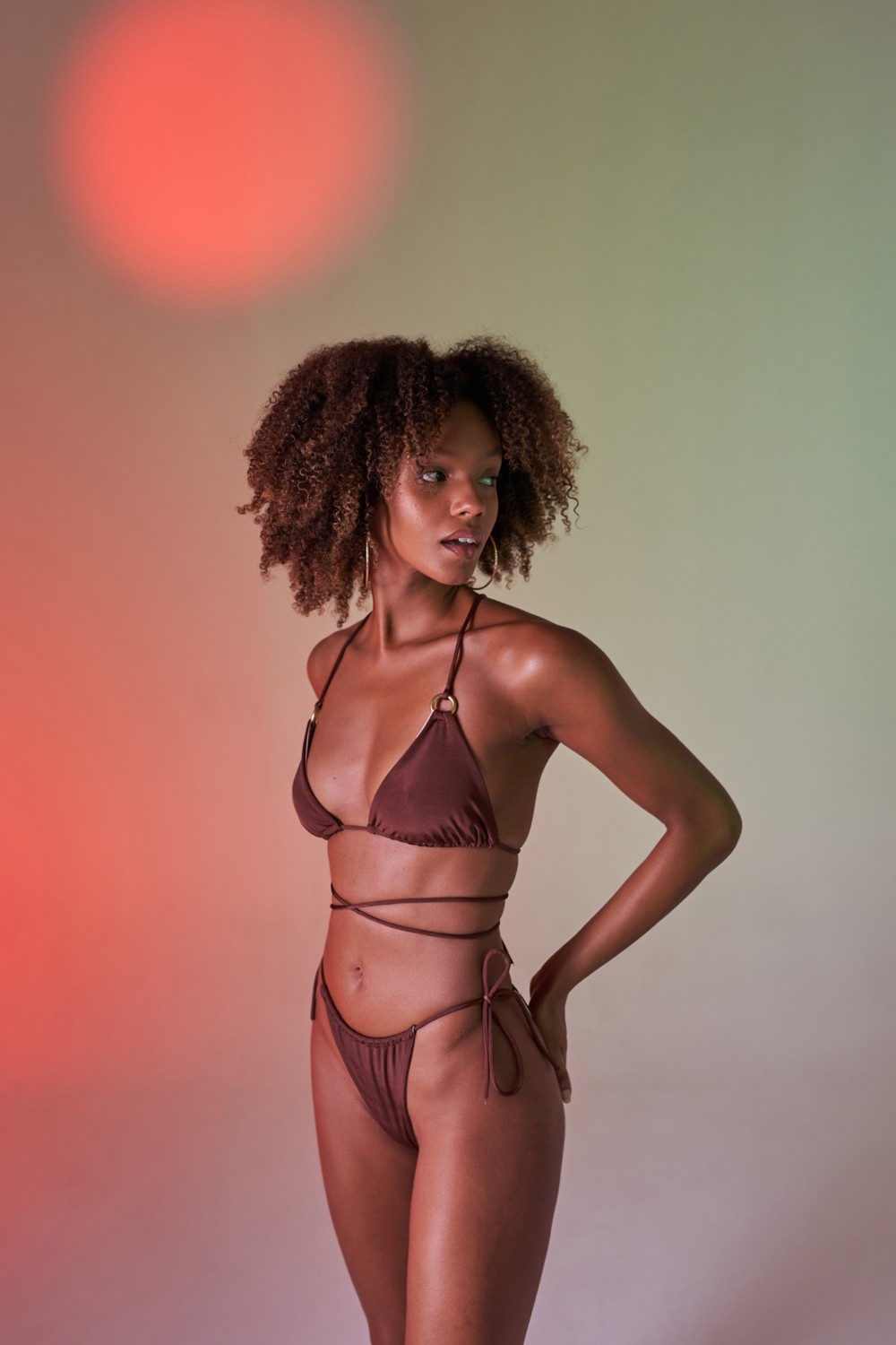 Бразильская модель Holly Lolly на шнуровке с U-образным вырезом Slim Delphi Bikini Bottom коричневого цвета