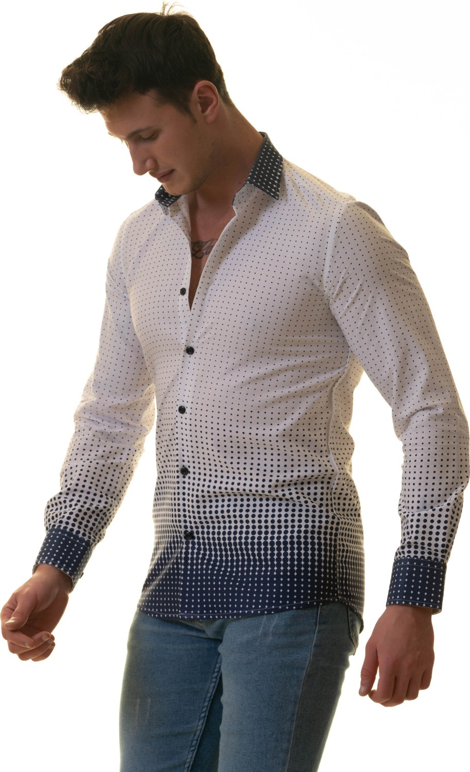 Эксклюзивная рубашка Exve белая с голубыми полосками в горошек, специальный крой, облегающий фасон.