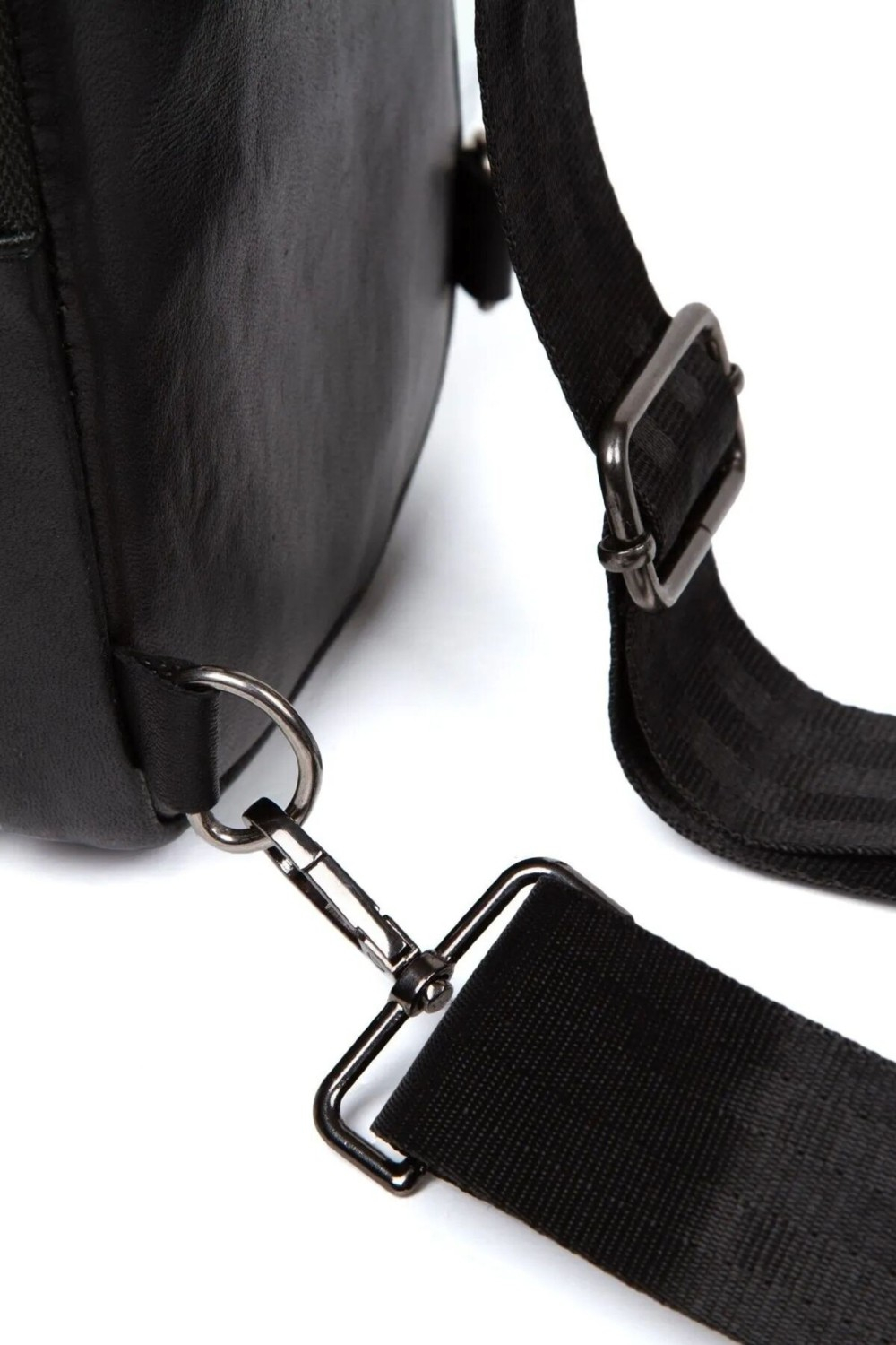 Сумка-рюкзак Polo с выходом для наушников через грудь из натуральной кожи.