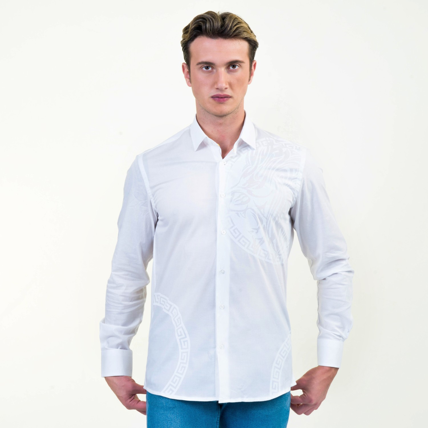 Мужская рубашка Exve Exclusive с узким кроем и длинным рукавом с принтом льва и водного пути на белом фоне.