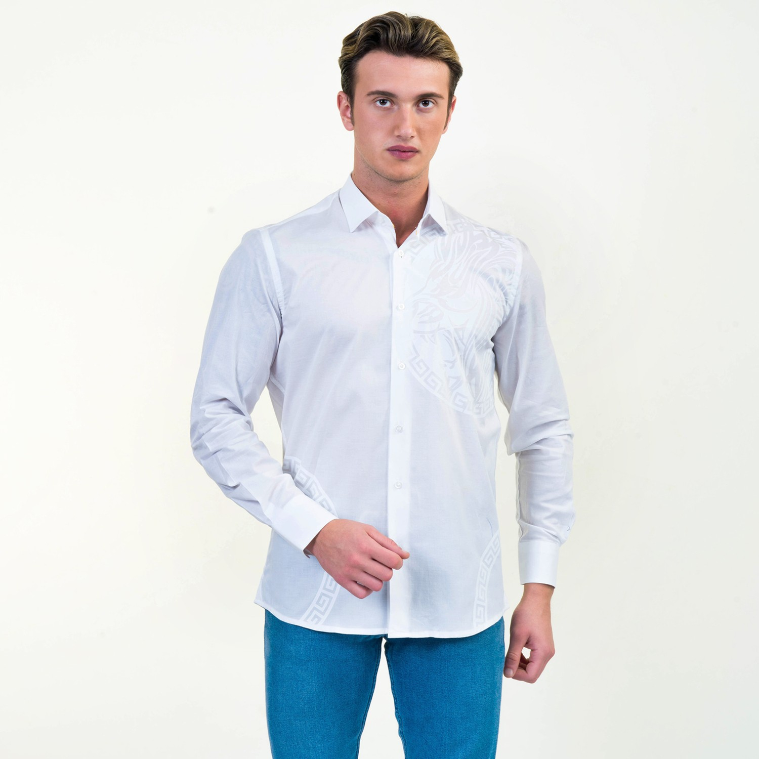 Мужская рубашка Exve Exclusive с узким кроем и длинным рукавом с принтом льва и водного пути на белом фоне.
