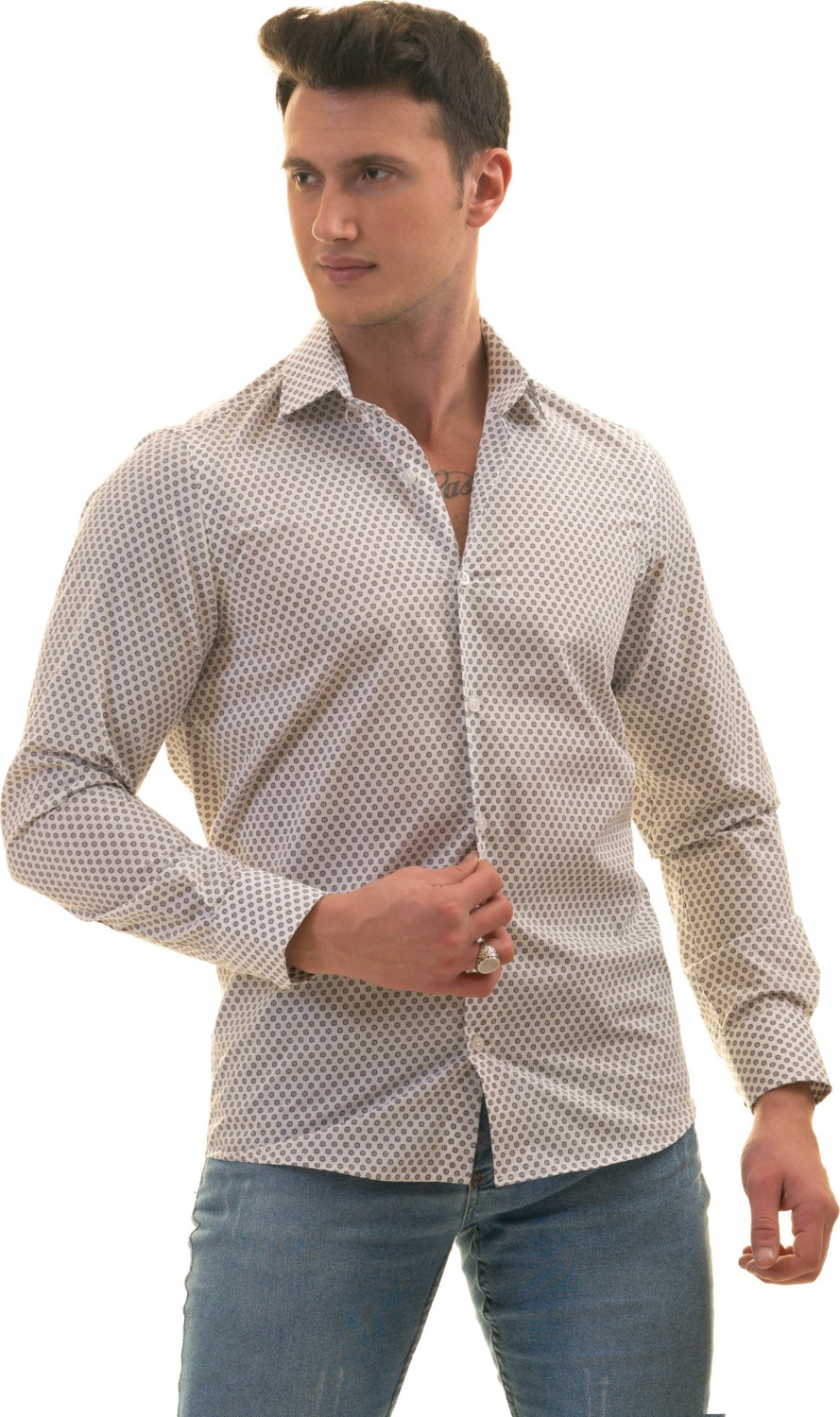 Эксклюзивная белая рубашка с цифровым принтом цветочного узора на темно-синем фоне, облегающего кроя.