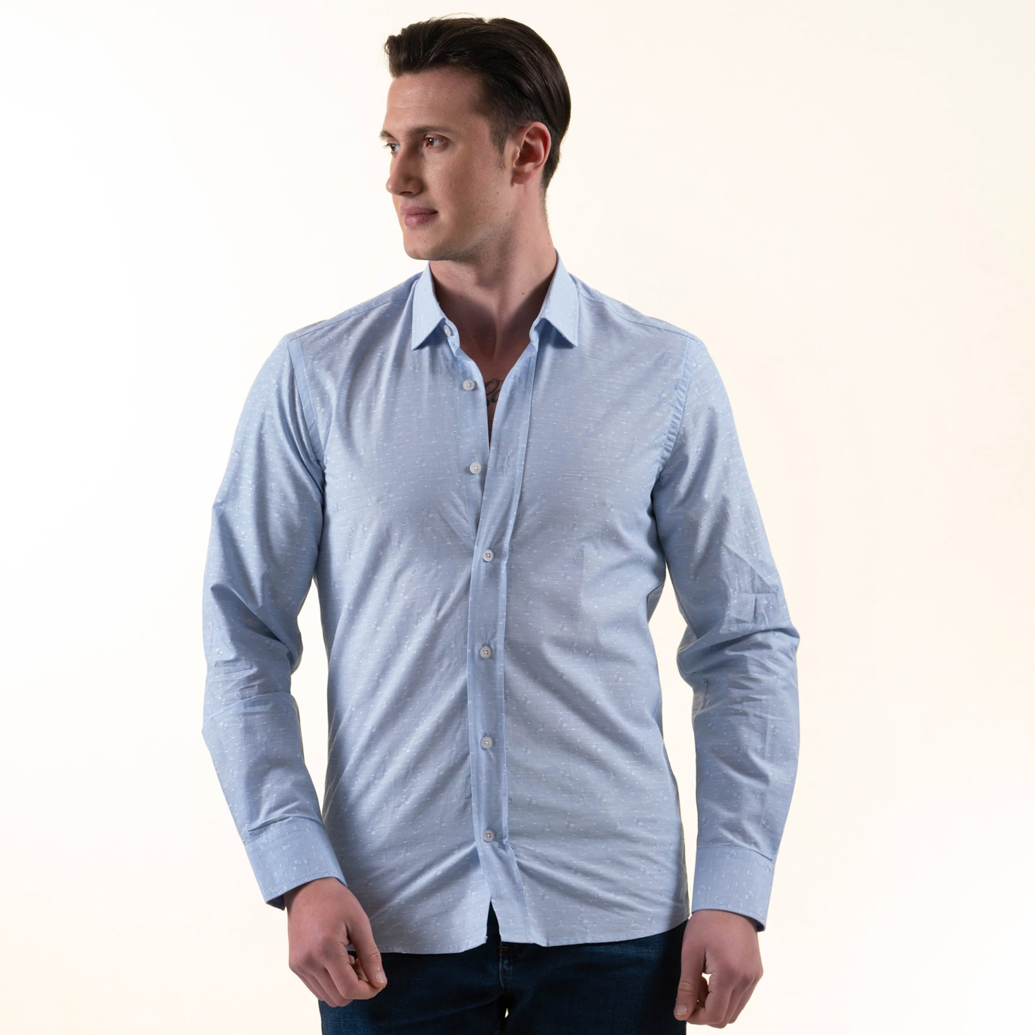 Эксклюзивная белая рубашка для мужчин из хлопка с узором на голубом фоне, приталенная.